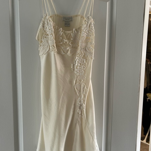 Bridal Flora Nikrooz cream chemise and matching robe set - Picture 3 of 7